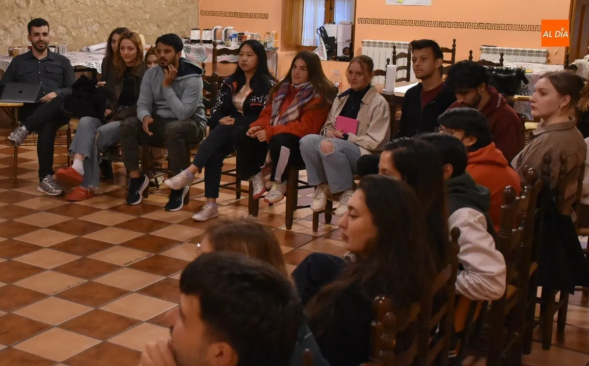 Foto 9 - Los j&oacute;venes participantes en el intercambio europeo reciben la visita del Equipo de Gobierno