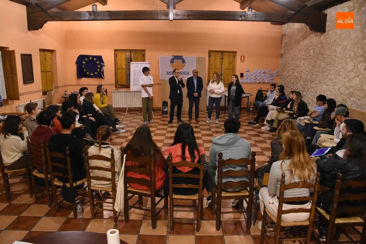 Foto 10 - Los j&oacute;venes participantes en el intercambio europeo reciben la visita del Equipo de Gobierno