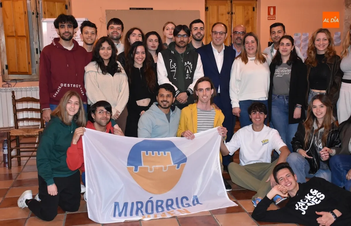 Foto 11 - Los j&oacute;venes participantes en el intercambio europeo reciben la visita del Equipo de Gobierno