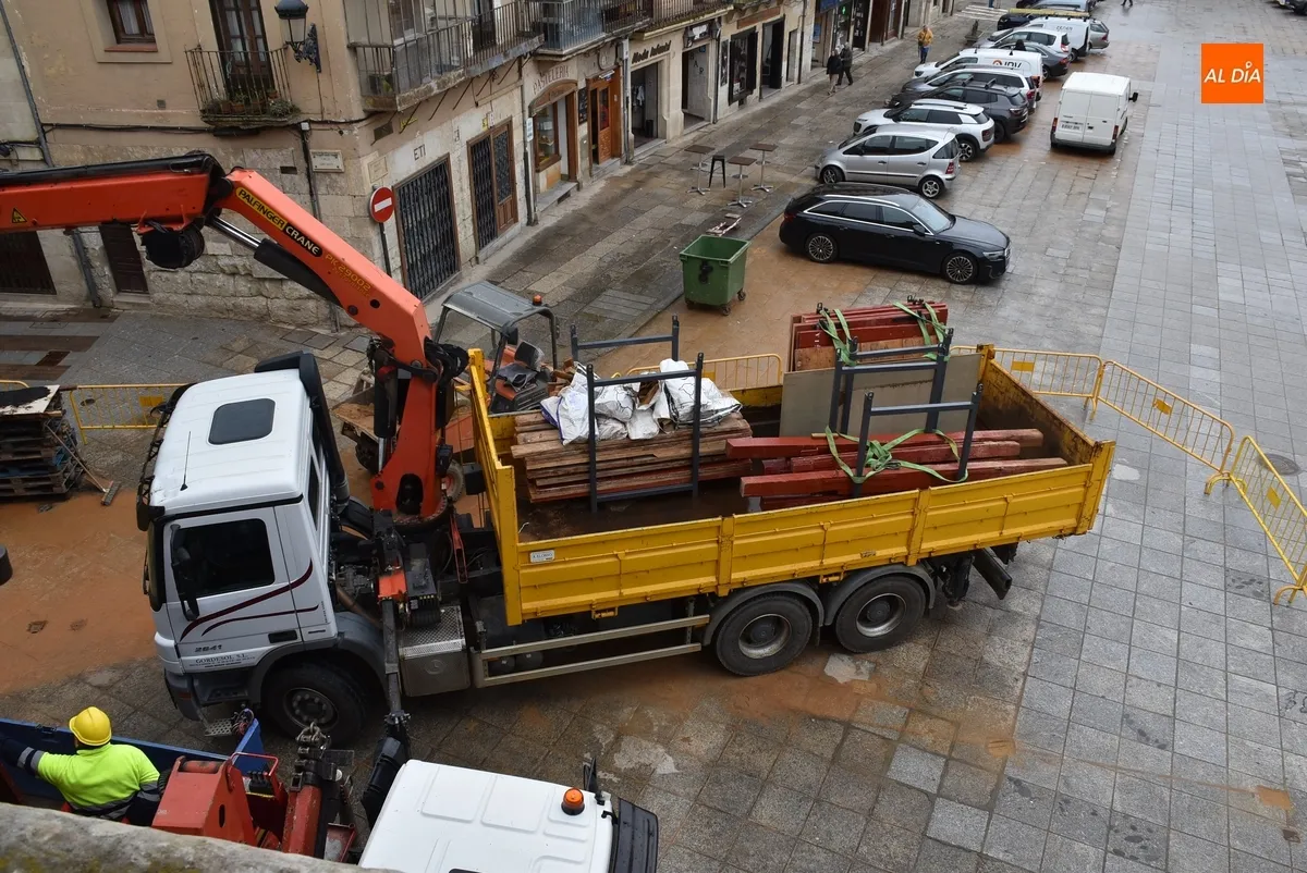 Foto 5 - Retiradas las &uacute;ltimas barreras y el callej&oacute;n del coso taurino
