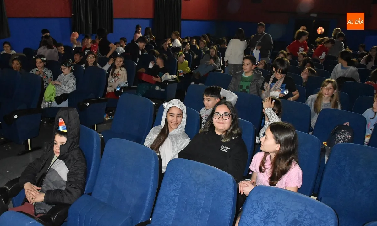 Foto 2 - 120 adolescentes disfrutan de &lsquo;Mufasa&rsquo; y degustan pizzas en la &lsquo;2&ordf; Noche de Pijamas&rsquo;