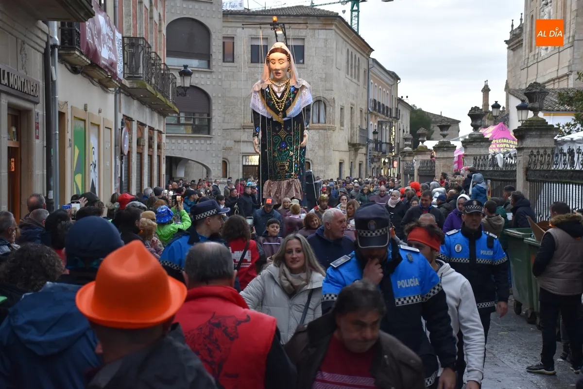 Foto 5 - La AVV de San Andr&eacute;s deslumbra con una imponente charra de 7 metros de altura