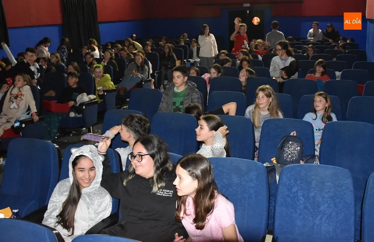 Foto 3 - 120 adolescentes disfrutan de &lsquo;Mufasa&rsquo; y degustan pizzas en la &lsquo;2&ordf; Noche de Pijamas&rsquo;