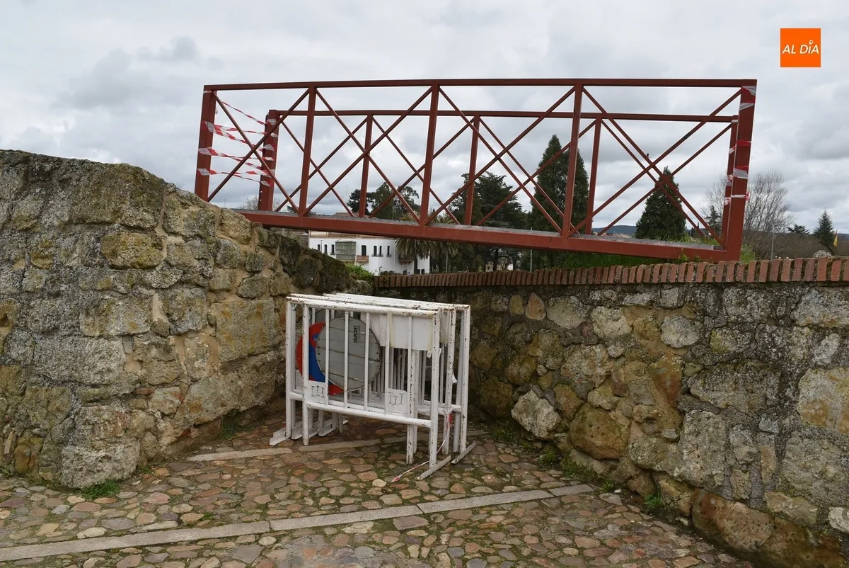 Foto 6 - Bloqueado al tr&aacute;nsito el Puente de Aris tras retirarse todas las agujas de madera
