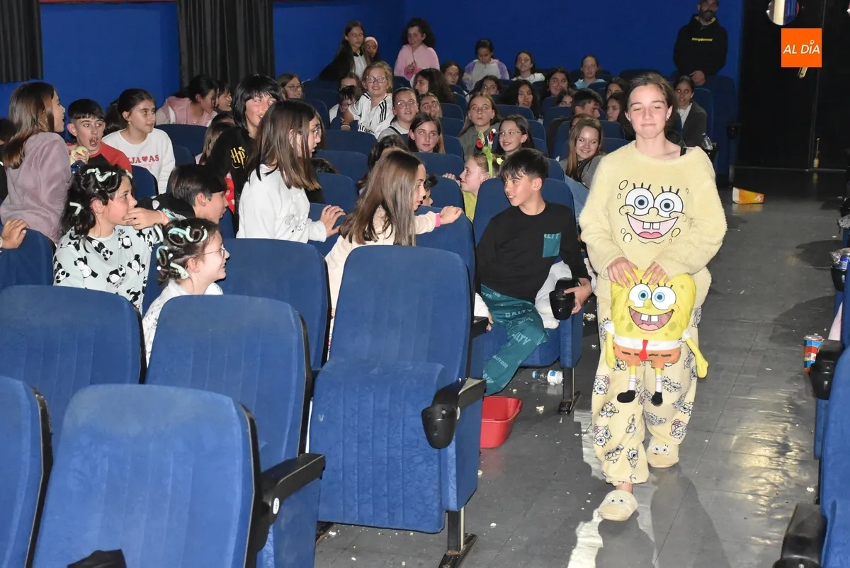 Foto 8 - 120 adolescentes disfrutan de &lsquo;Mufasa&rsquo; y degustan pizzas en la &lsquo;2&ordf; Noche de Pijamas&rsquo;