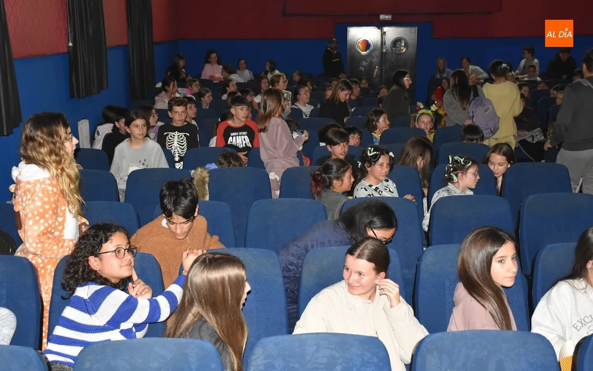 Foto 10 - 120 adolescentes disfrutan de &lsquo;Mufasa&rsquo; y degustan pizzas en la &lsquo;2&ordf; Noche de Pijamas&rsquo;