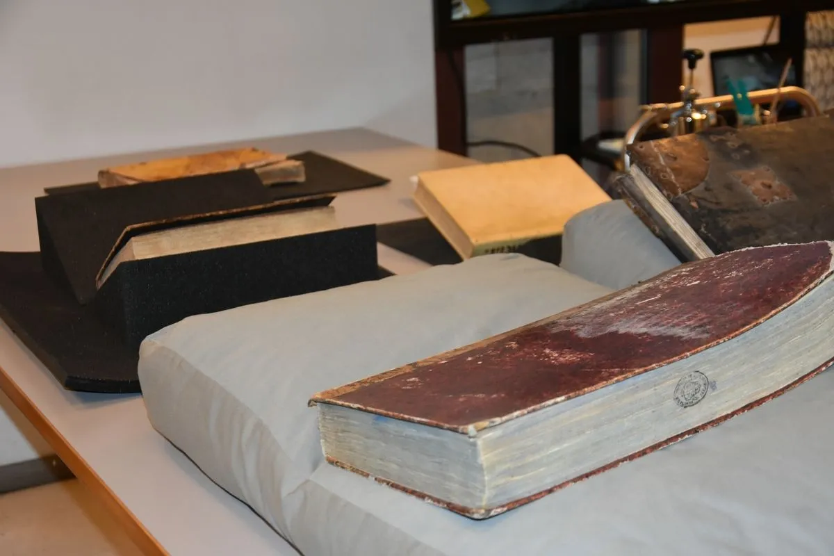 Foto 6 - Los alumnos del IES Mateo Hern&aacute;ndez descubren el 'quir&oacute;fano' de los libros antiguos en la Biblioteca de la Universidad Pontificia&nbsp;