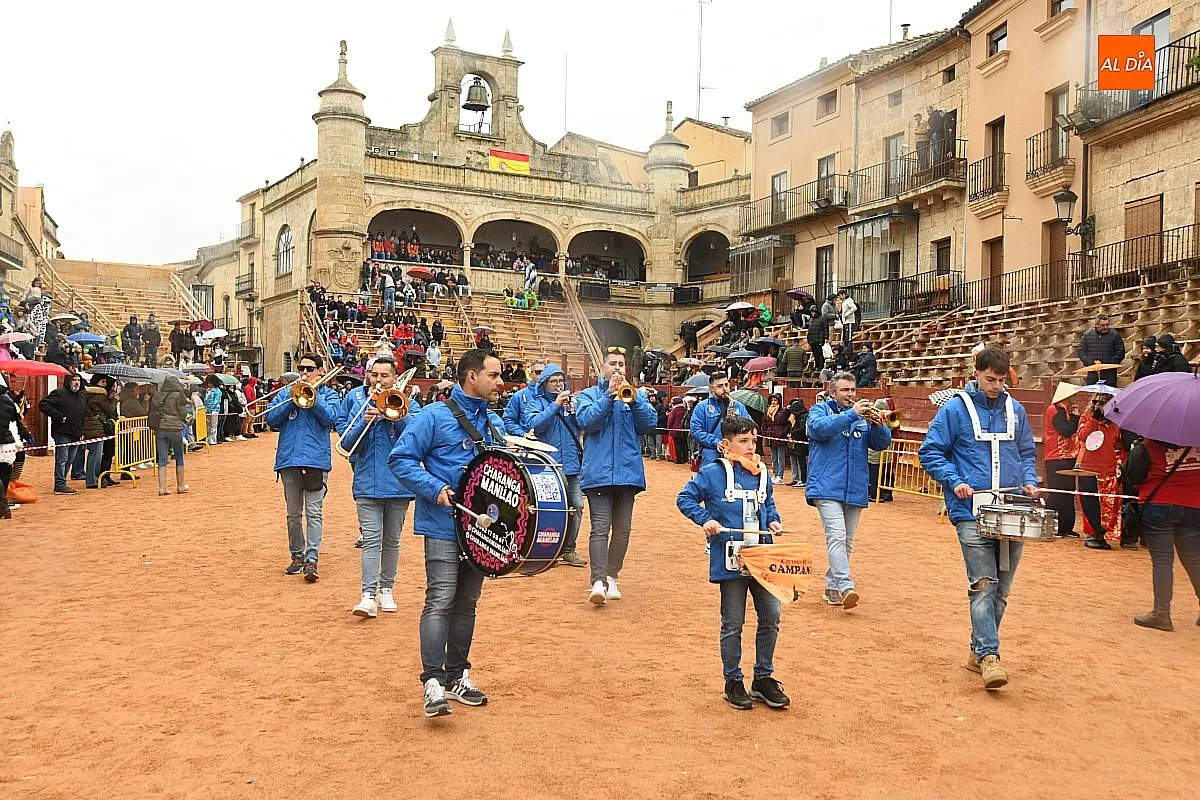 Foto 3 - La lluvia acompa&ntilde;a un desfile de disfraces con mayor participaci&oacute;n en el que intervino hasta Trump