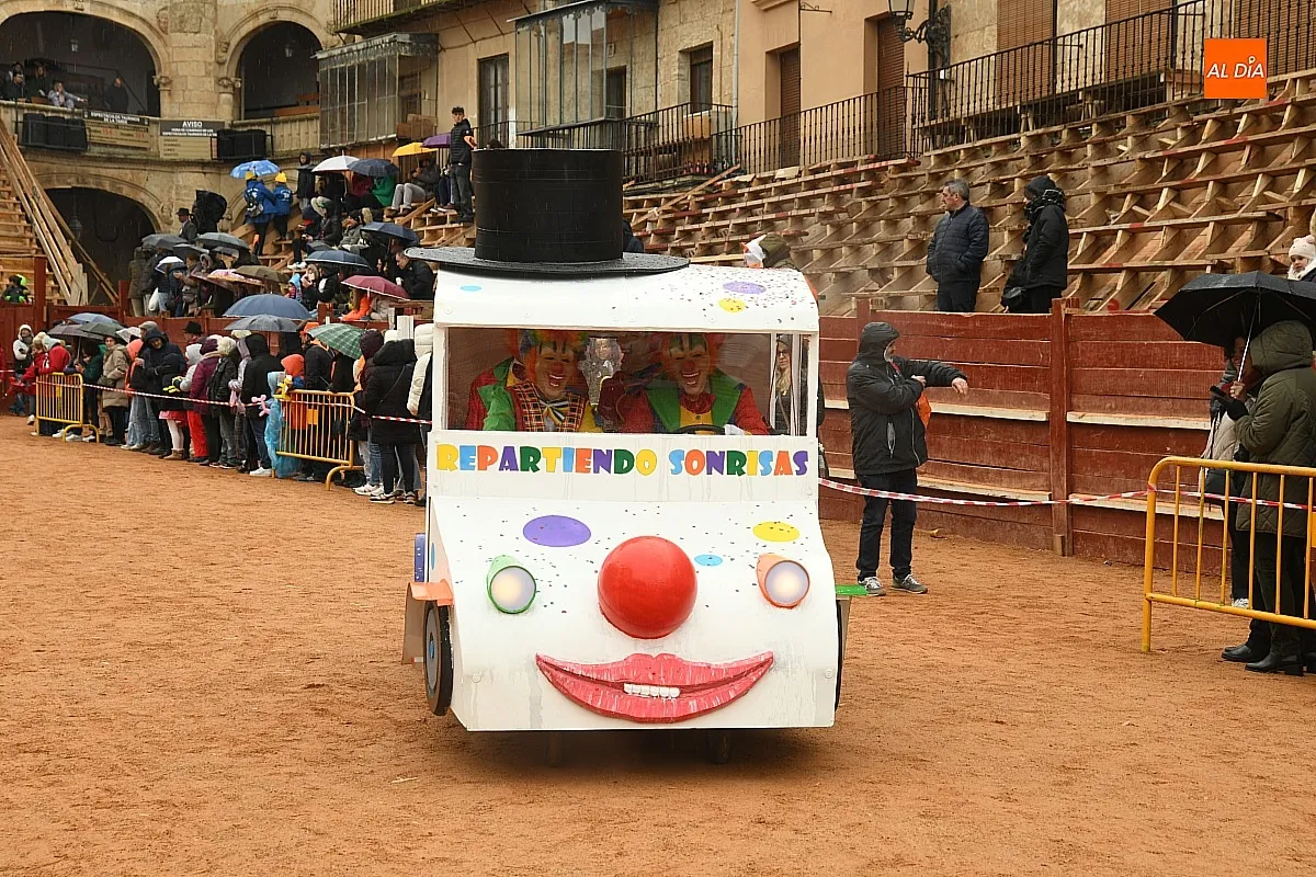 Foto 17 - La lluvia acompa&ntilde;a un desfile de disfraces con mayor participaci&oacute;n en el que intervino hasta Trump