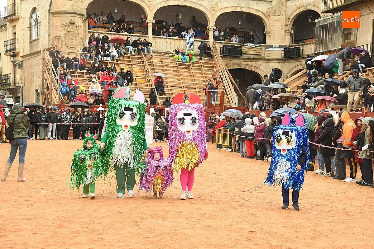 Foto 9 - La lluvia acompa&ntilde;a un desfile de disfraces con mayor participaci&oacute;n en el que intervino hasta Trump