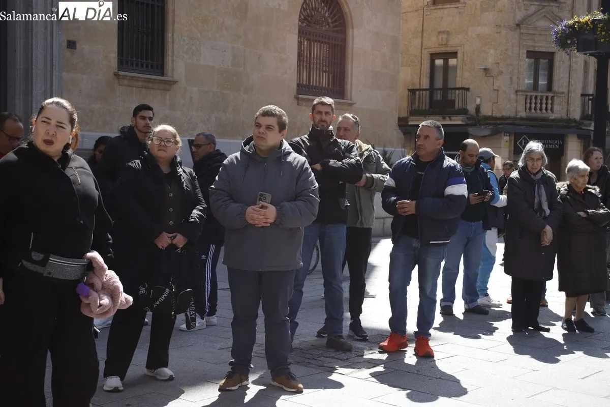 Concentración de trabajadoras del hogar en la plaza de los Bandos, respaldadas por Cáritas Salamanca. Foto de Ángel Puma