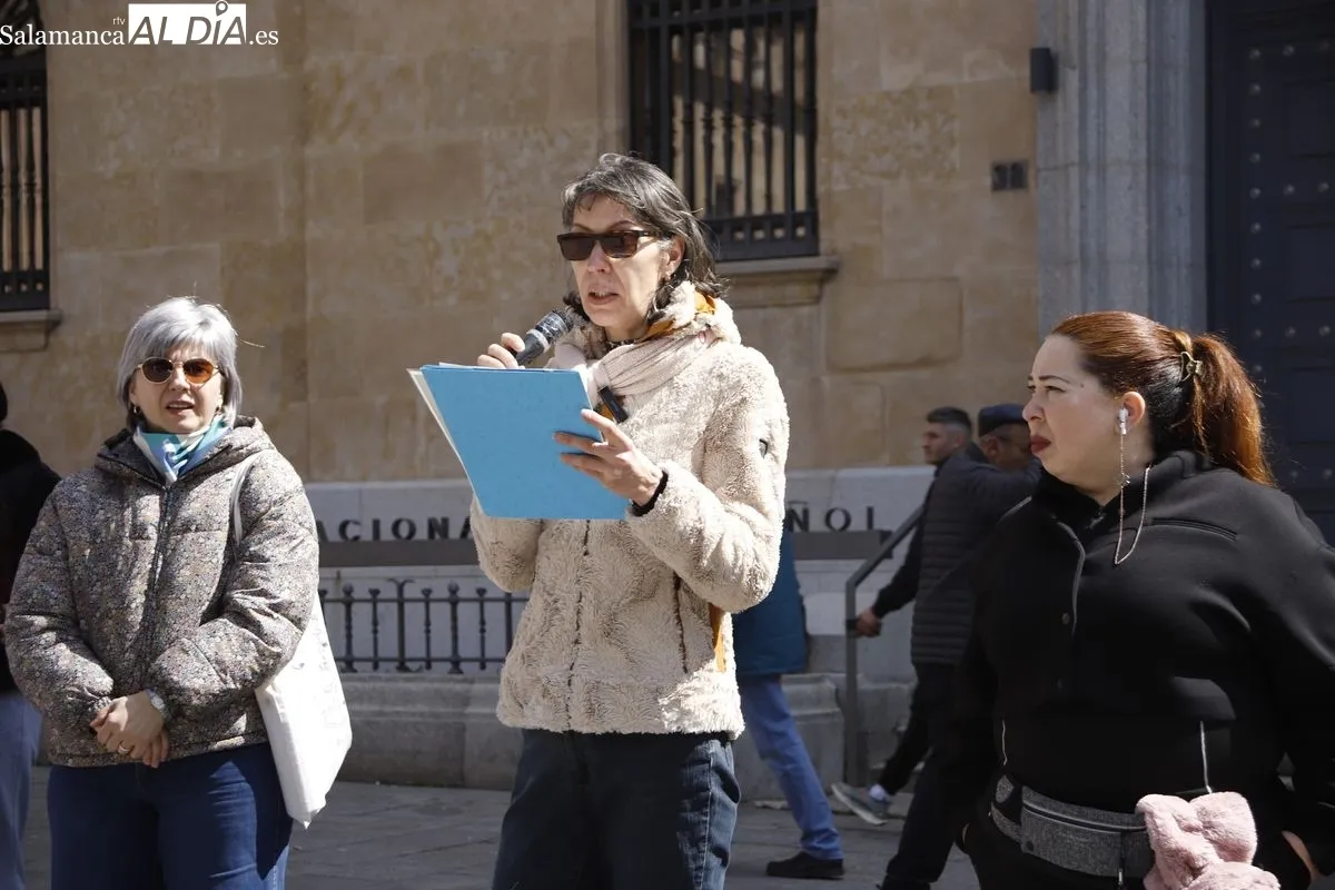 Concentración de trabajadoras del hogar en la plaza de los Bandos, respaldadas por Cáritas Salamanca. Foto de Ángel Puma