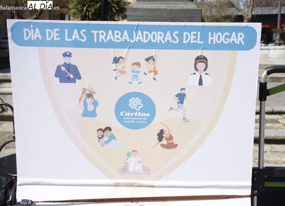 Concentración de trabajadoras del hogar en la plaza de los Bandos, respaldadas por Cáritas Salamanca. Foto de Ángel Puma