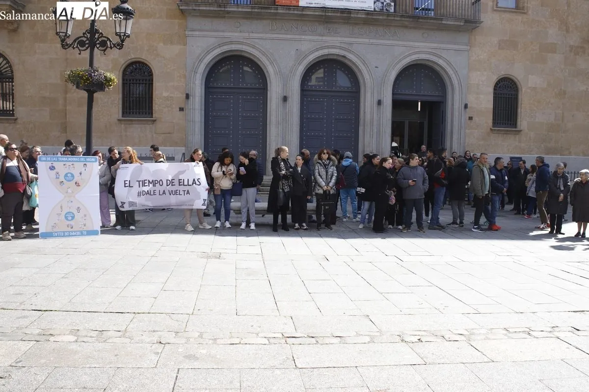 Concentración de trabajadoras del hogar en la plaza de los Bandos, respaldadas por Cáritas Salamanca. Foto de Ángel Puma