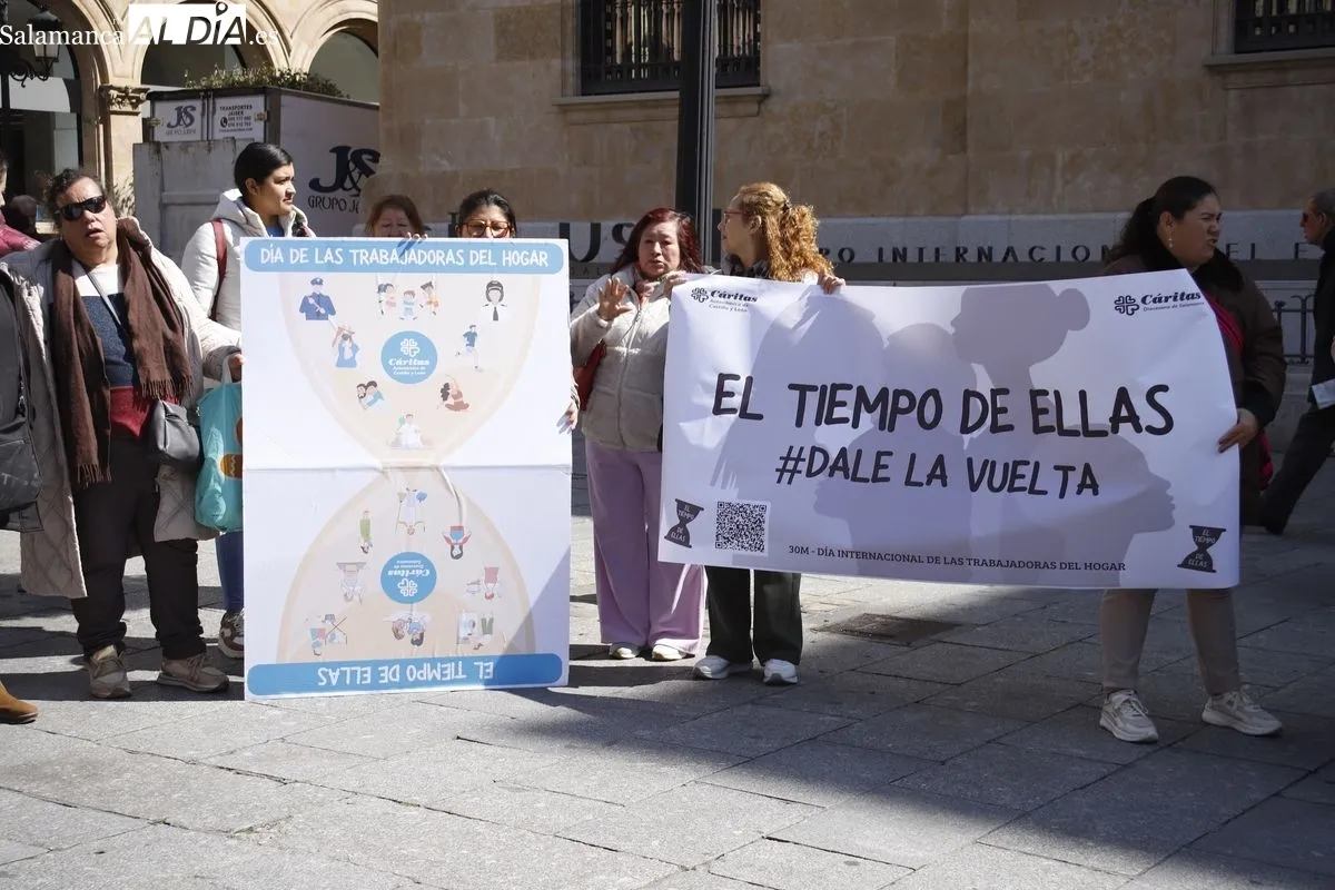 Concentración de trabajadoras del hogar en la plaza de los Bandos, respaldadas por Cáritas Salamanca. Foto de Ángel Puma
