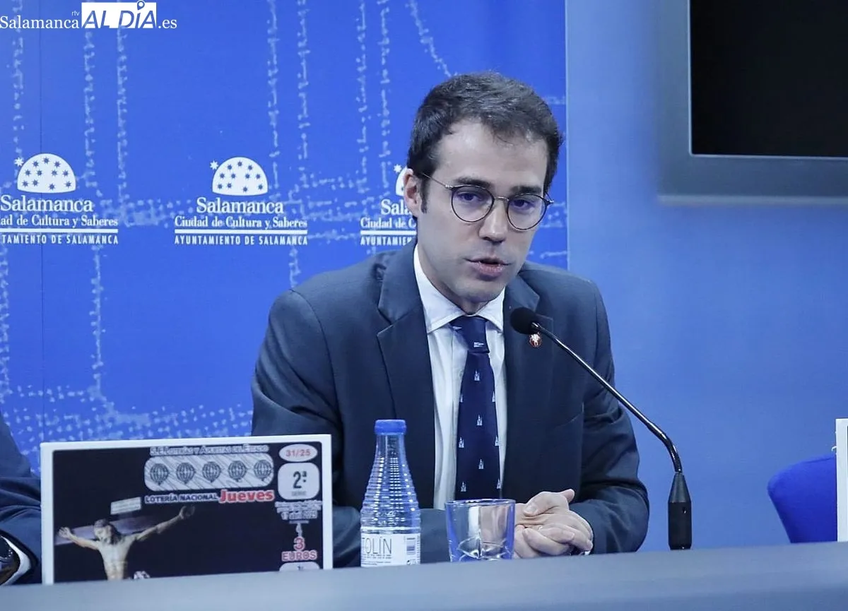 El décimo ha sido presentado por el hermano mayor de la Real Cofradía Penitencial de Cristo Yacente de la Misericordia y de la Agonía Redentora, Roberto Sánchez. Foto  de David Domínguez