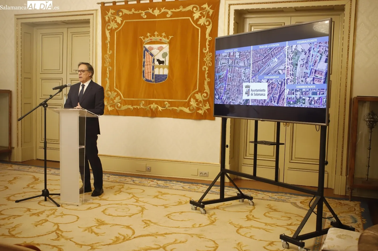 El alcalde de Salamanca, Carlos García Carbayo, presentaba el ambicioso plan de renovación de tuberías para este año. Foto de Ángel Puma