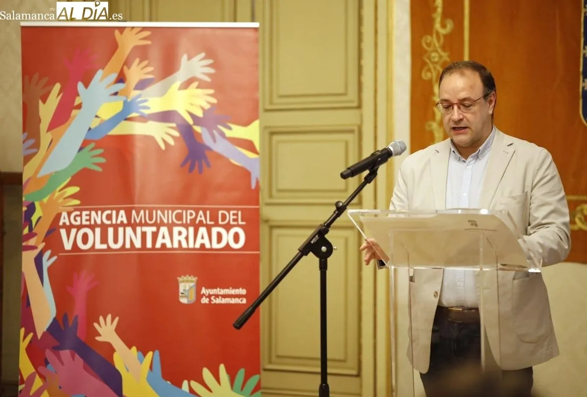 El concejal de Participación Social y Voluntariado, Roberto Martín, presenta en el Ayuntamiento del estudio 'El impacto del voluntariado en Salamanca'. Foto de David Domínguez