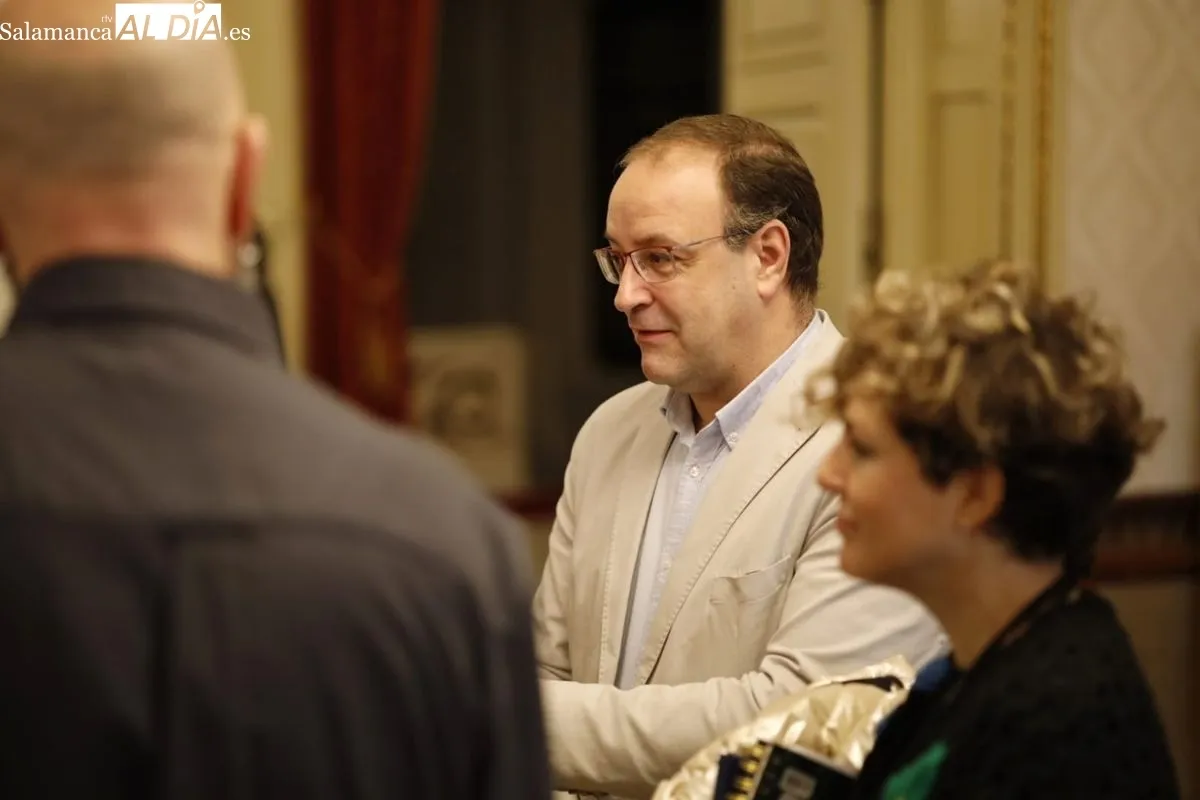 El concejal de Participación Social y Voluntariado, Roberto Martín, presenta en el Ayuntamiento del estudio 'El impacto del voluntariado en Salamanca'. Foto de David Domínguez