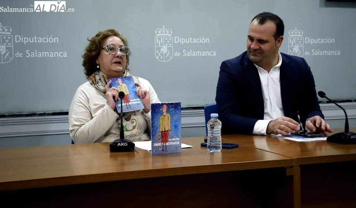 El diputado de cultura, David Mingo, y la autora del libro, Mercedes Riba, presentan la publicación “Ismene o la metatragedia”. Foto de Ángel Puma