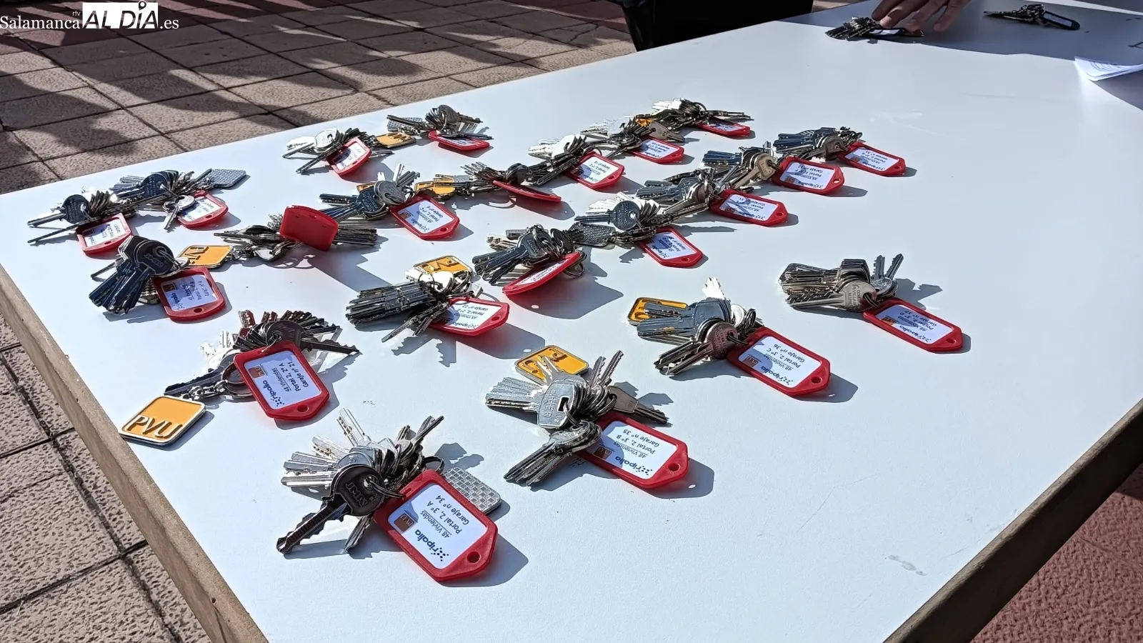 Entrega de las llaves de la nueva promoción de 48 viviendas protegidas y garajes en el barrio de Pizarrales | FOTOS: 