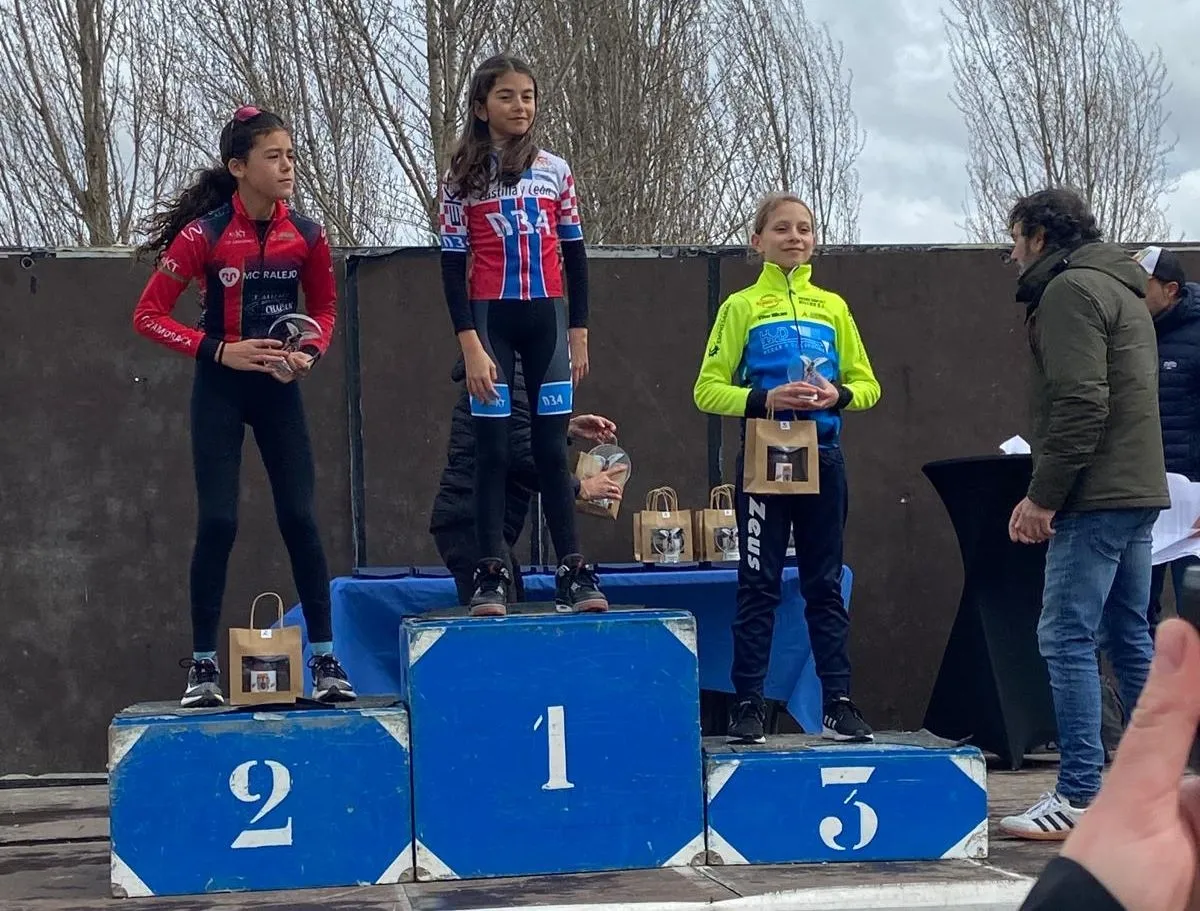 Ciclistas de la Escuela de Ciclismo Salmantina en Arroyo de la Encomienda