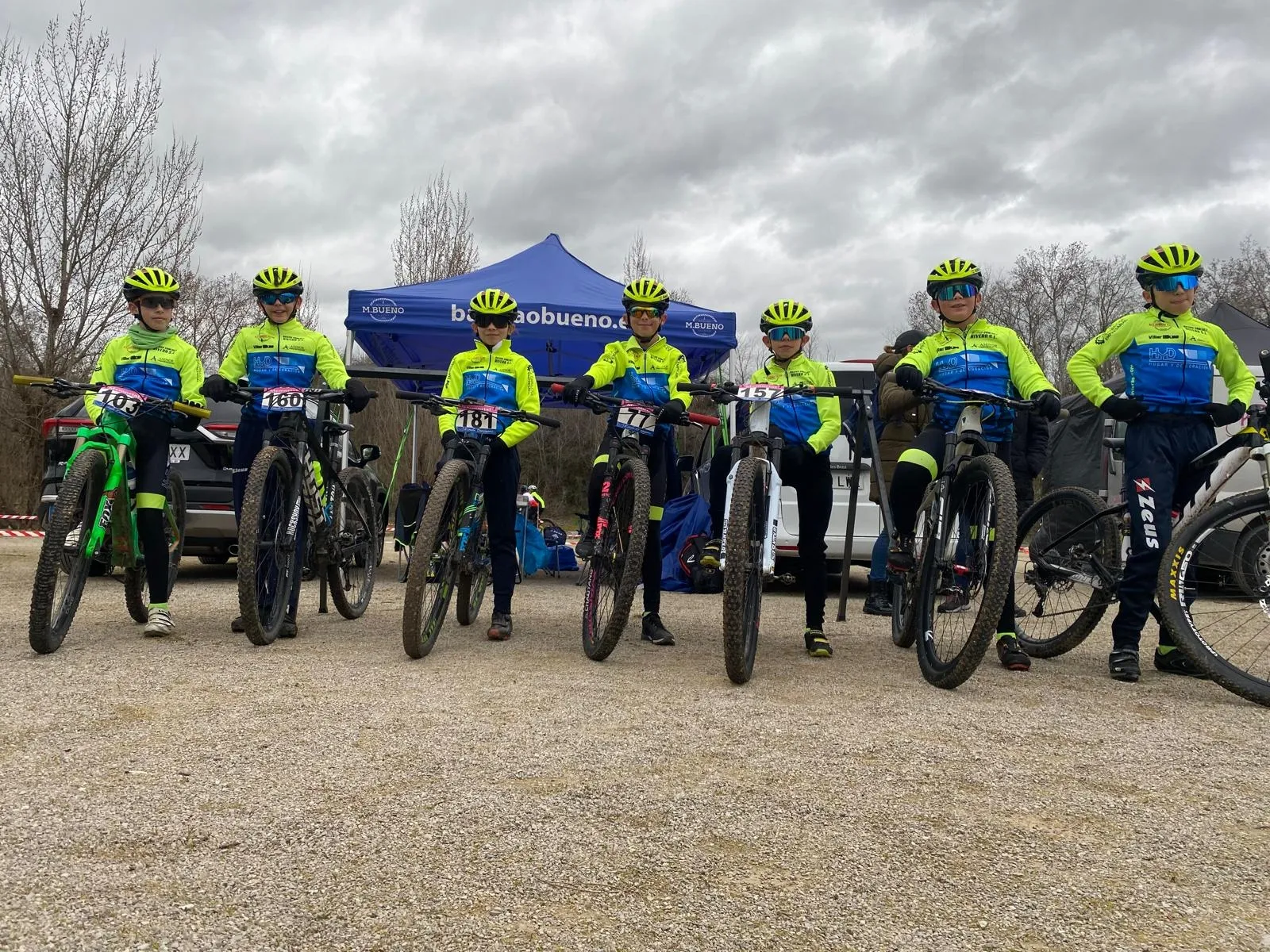 Ciclistas de la Escuela de Ciclismo Salmantina en Arroyo de la Encomienda