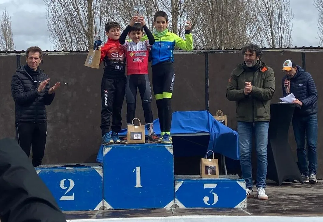 Ciclistas de la Escuela de Ciclismo Salmantina en Arroyo de la Encomienda