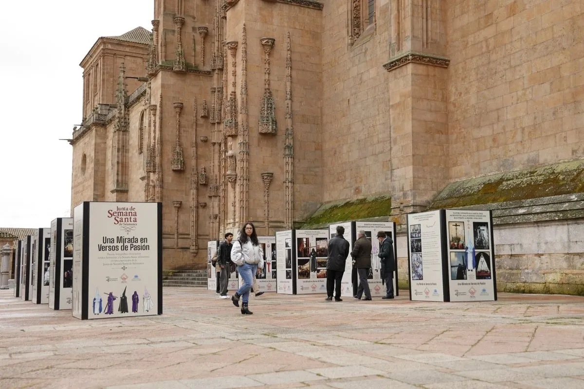 Inauguración de la muestra Una Mirada en Versos de Pasión, en el atrio de la Catedral de Salamanca. Foto de David Sañudo