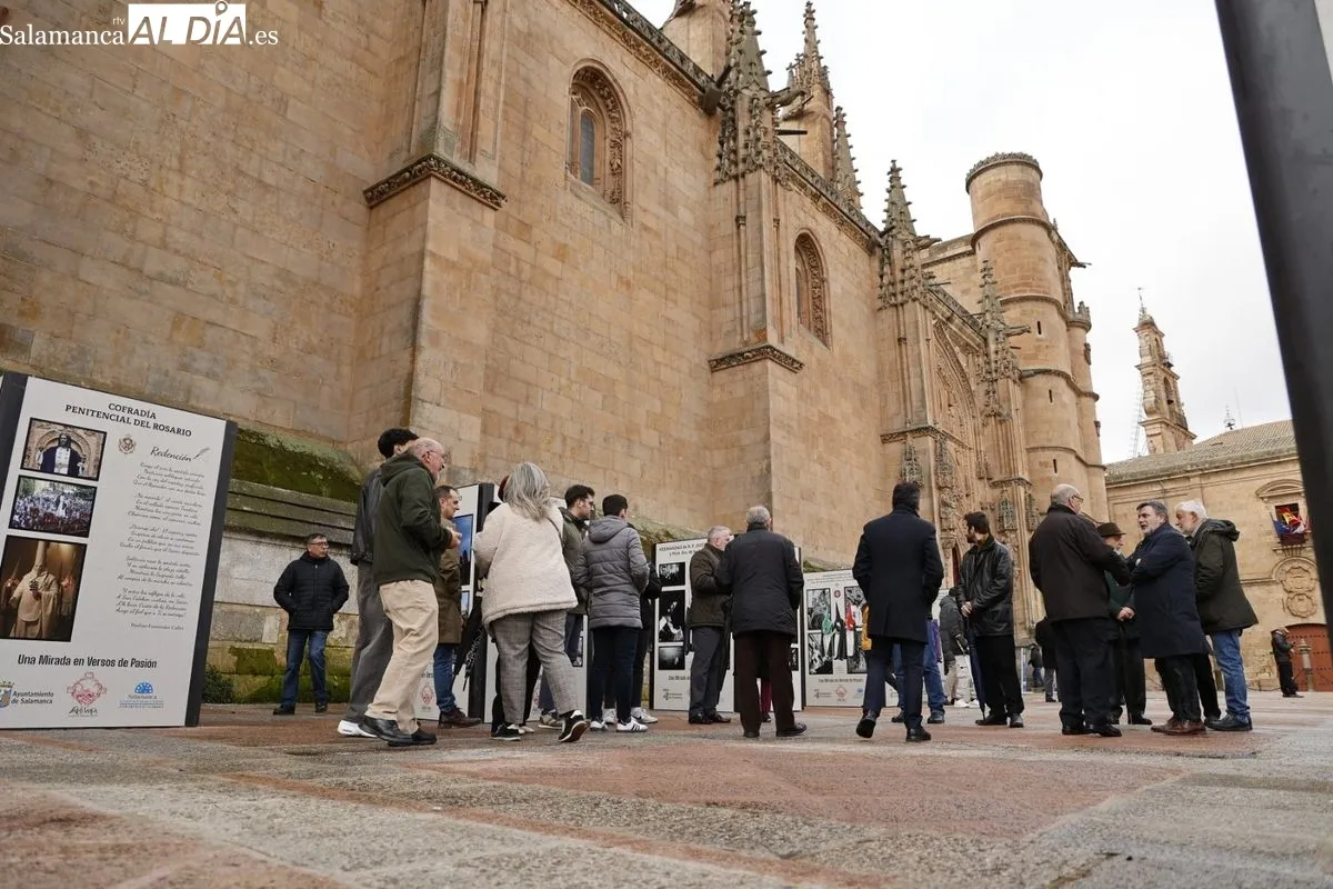 Inauguración de la muestra Una Mirada en Versos de Pasión, en el atrio de la Catedral de Salamanca. Foto de David Sañudo