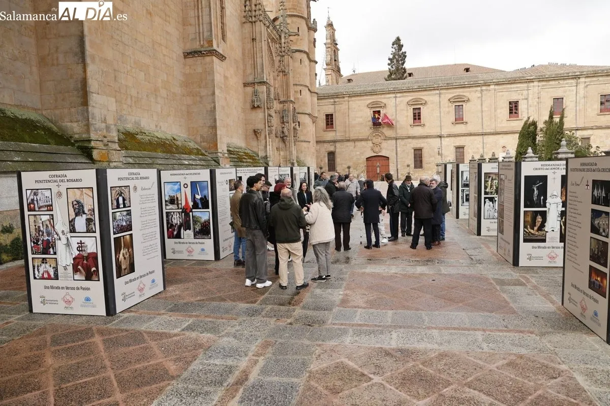 Inauguración de la muestra Una Mirada en Versos de Pasión, en el atrio de la Catedral de Salamanca. Foto de David Sañudo