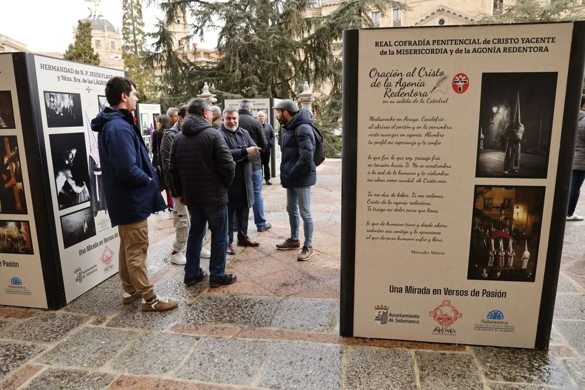 Inauguración de la muestra Una Mirada en Versos de Pasión, en el atrio de la Catedral de Salamanca. Foto de David Sañudo