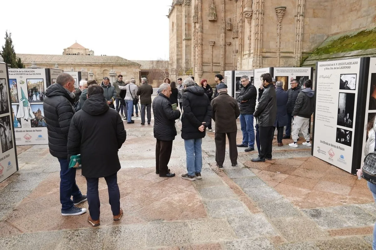 Inauguración de la muestra Una Mirada en Versos de Pasión, en el atrio de la Catedral de Salamanca. Foto de David Sañudo