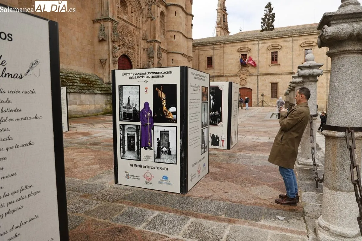 Inauguración de la muestra Una Mirada en Versos de Pasión, en el atrio de la Catedral de Salamanca. Foto de David Sañudo