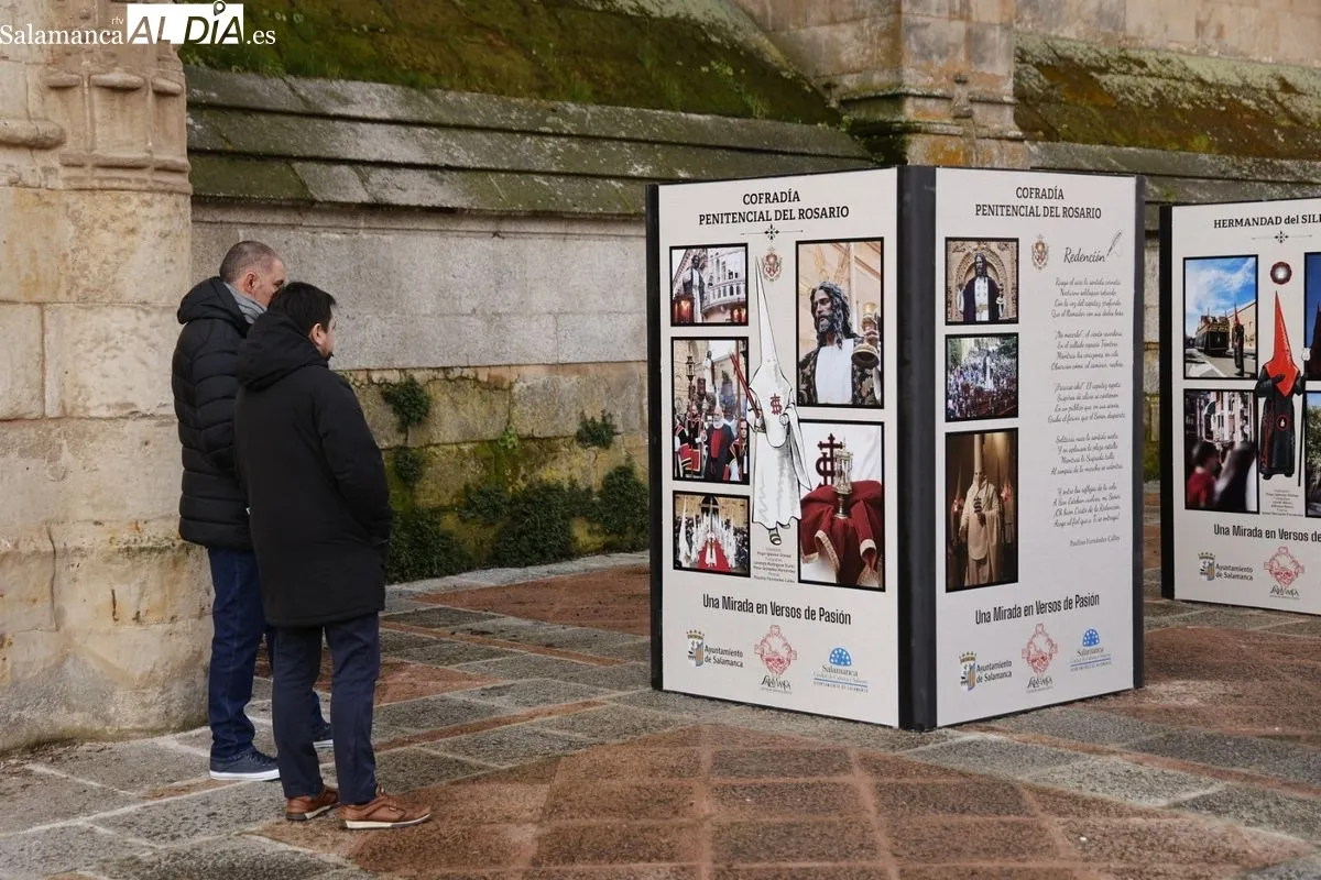 Inauguración de la muestra Una Mirada en Versos de Pasión, en el atrio de la Catedral de Salamanca. Foto de David Sañudo