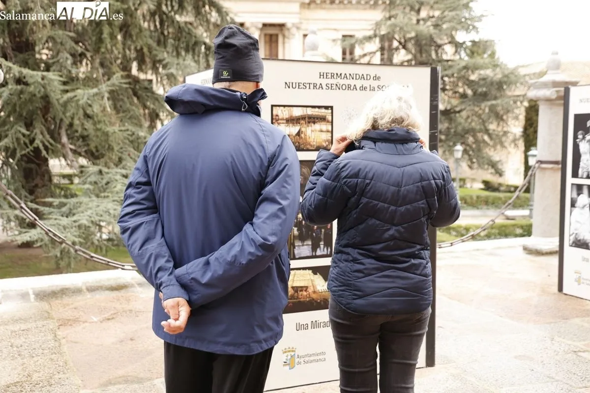 Inauguración de la muestra Una Mirada en Versos de Pasión, en el atrio de la Catedral de Salamanca. Foto de David Sañudo