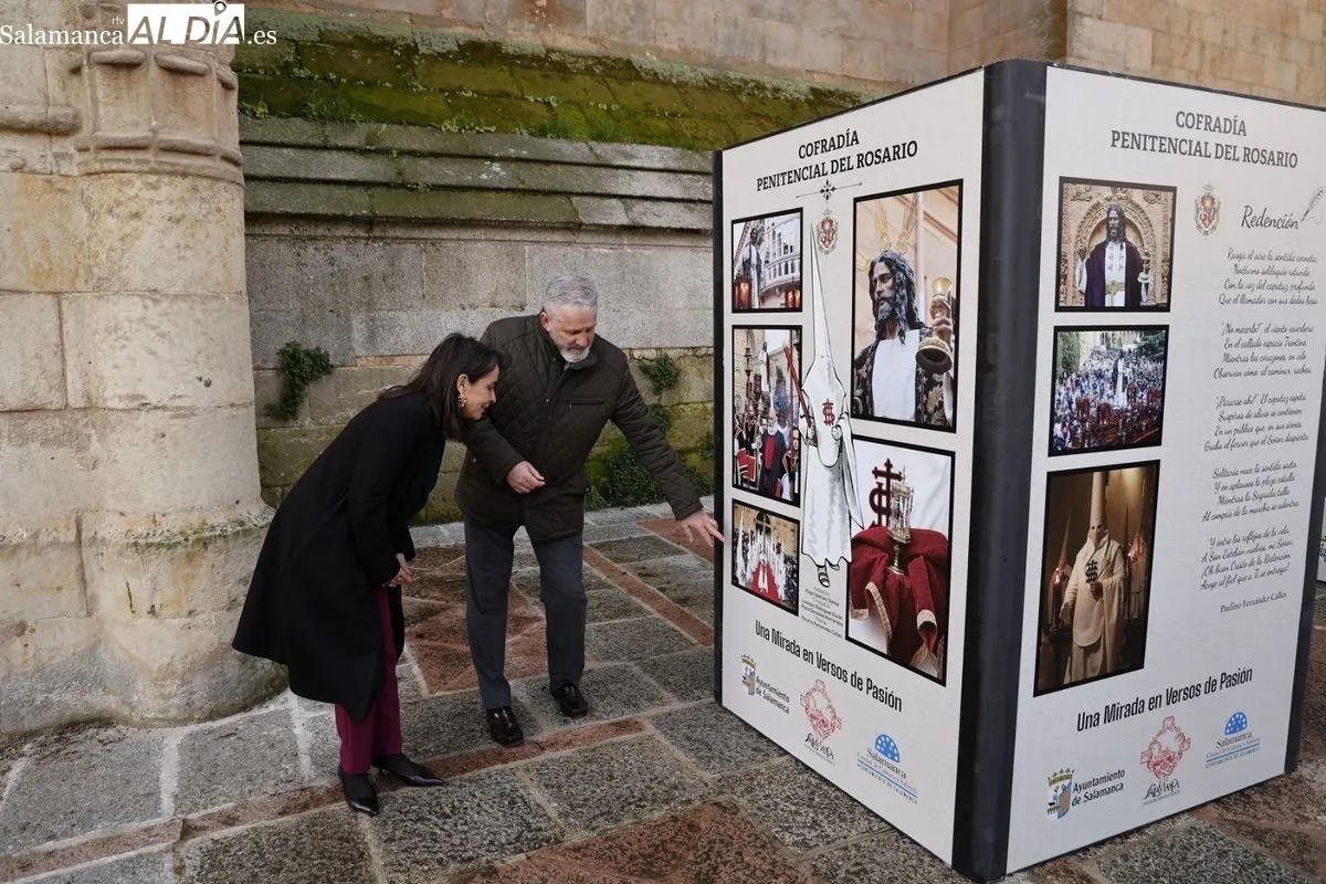 Inauguración de la muestra Una Mirada en Versos de Pasión, en el atrio de la Catedral de Salamanca. Foto de David Sañudo