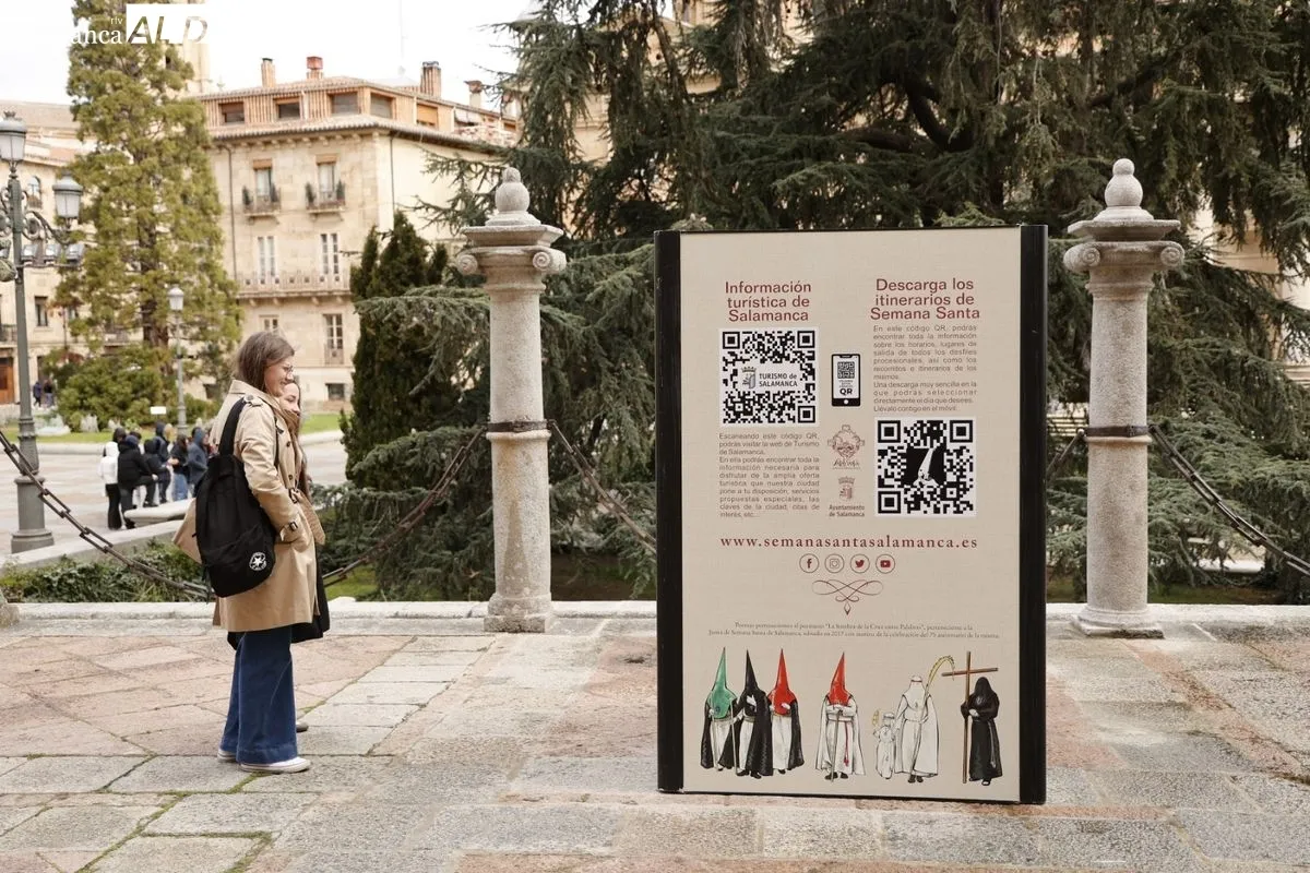 Inauguración de la muestra Una Mirada en Versos de Pasión, en el atrio de la Catedral de Salamanca. Foto de David Sañudo