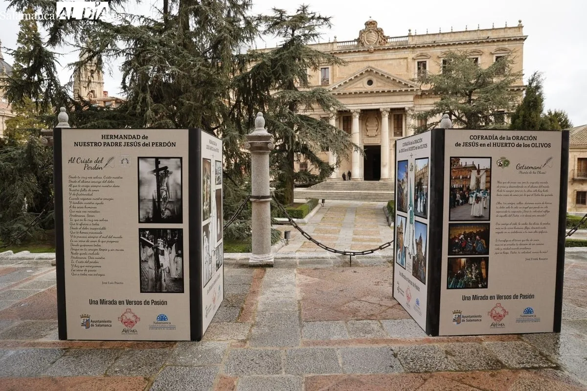 Inauguración de la muestra Una Mirada en Versos de Pasión, en el atrio de la Catedral de Salamanca. Foto de David Sañudo