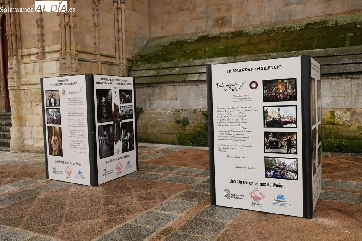 Inauguración de la muestra Una Mirada en Versos de Pasión, en el atrio de la Catedral de Salamanca. Foto de David Sañudo