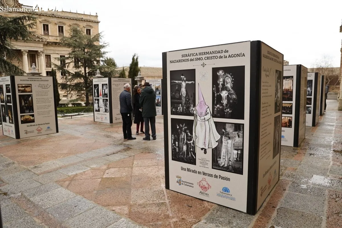 Inauguración de la muestra Una Mirada en Versos de Pasión, en el atrio de la Catedral de Salamanca. Foto de David Sañudo