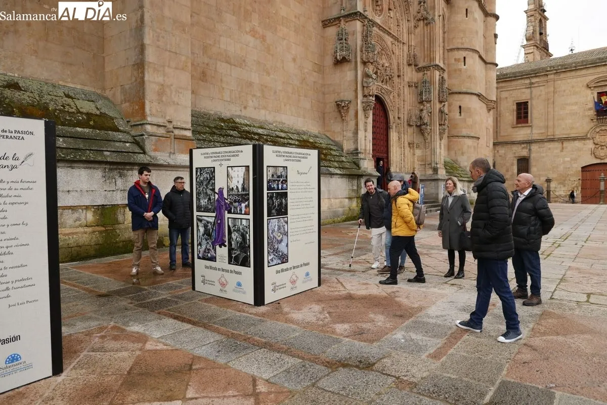Inauguración de la muestra Una Mirada en Versos de Pasión, en el atrio de la Catedral de Salamanca. Foto de David Sañudo