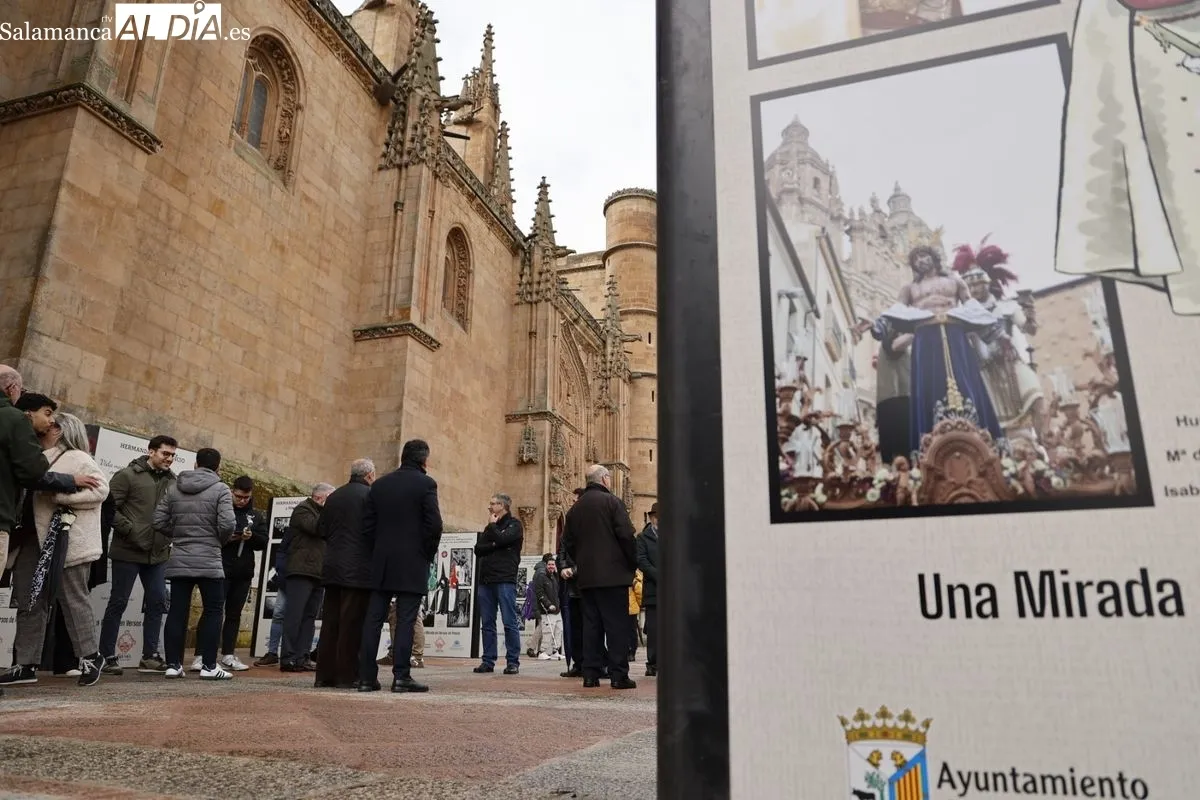 Inauguración de la muestra Una Mirada en Versos de Pasión, en el atrio de la Catedral de Salamanca. Foto de David Sañudo