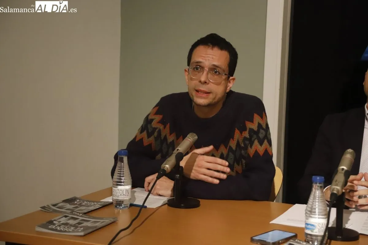 El concejal de Educación, Luis Sánchez, junto a la artista Cecilia Barriga y Natalia Piñuel, de Playtime Audiovisuales | FOTOS: Ángel Puma 