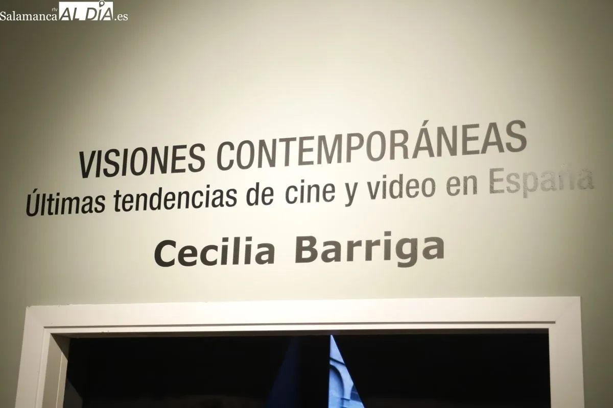 El concejal de Educación, Luis Sánchez, junto a la artista Cecilia Barriga y Natalia Piñuel, de Playtime Audiovisuales | FOTOS: Ángel Puma 