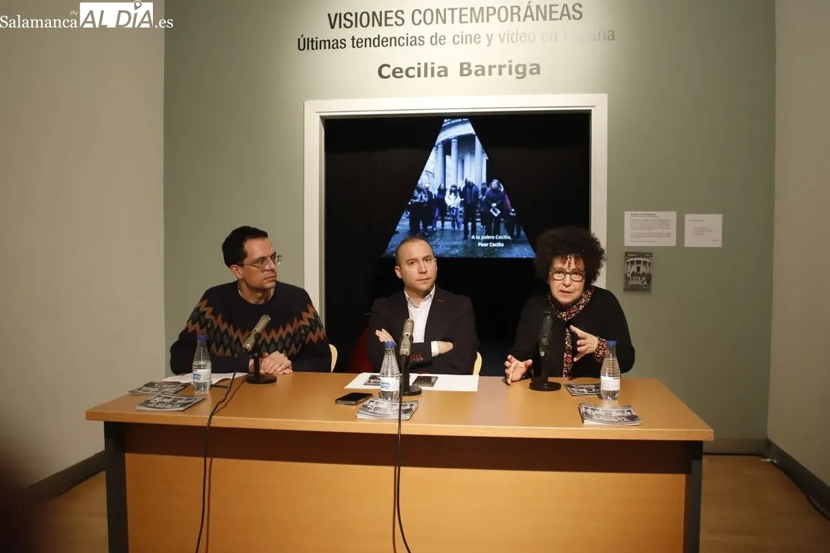 El concejal de Educación, Luis Sánchez, junto a la artista Cecilia Barriga y Natalia Piñuel, de Playtime Audiovisuales | FOTOS: Ángel Puma 
