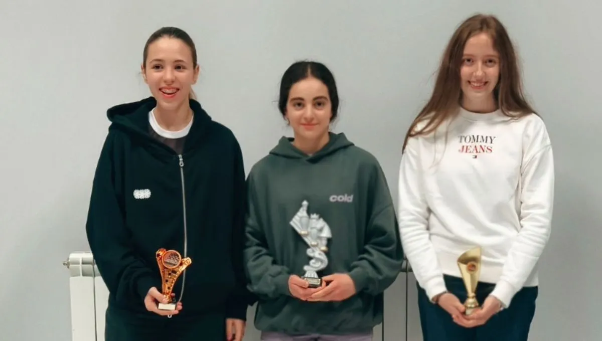 Natalia Esteban Montero, a la derecha, plata en el Campeonato de Castilla y León de ajedrez sub 16