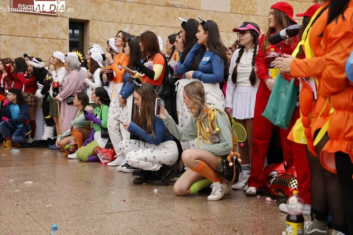 Desfile y charanga en las fiestas de la Facultad de Enfermería y Fisioterapia en el Campus Unamuno de Salamanca. Fotos: David Saludo
