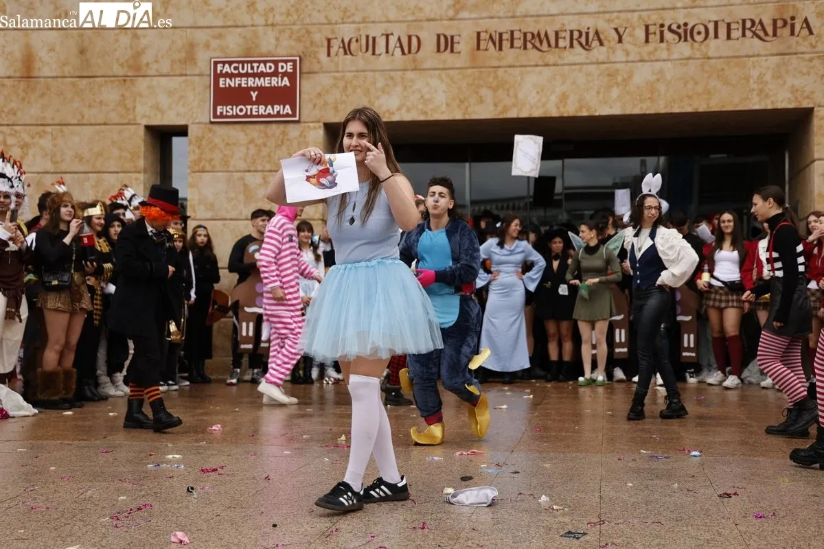 Desfile y charanga en las fiestas de la Facultad de Enfermería y Fisioterapia en el Campus Unamuno de Salamanca. Fotos: David Saludo