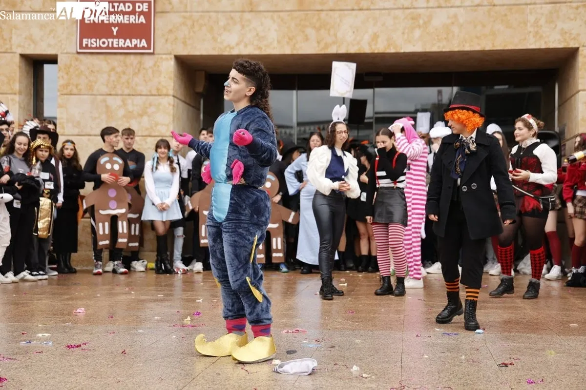 Desfile y charanga en las fiestas de la Facultad de Enfermería y Fisioterapia en el Campus Unamuno de Salamanca. Fotos: David Saludo